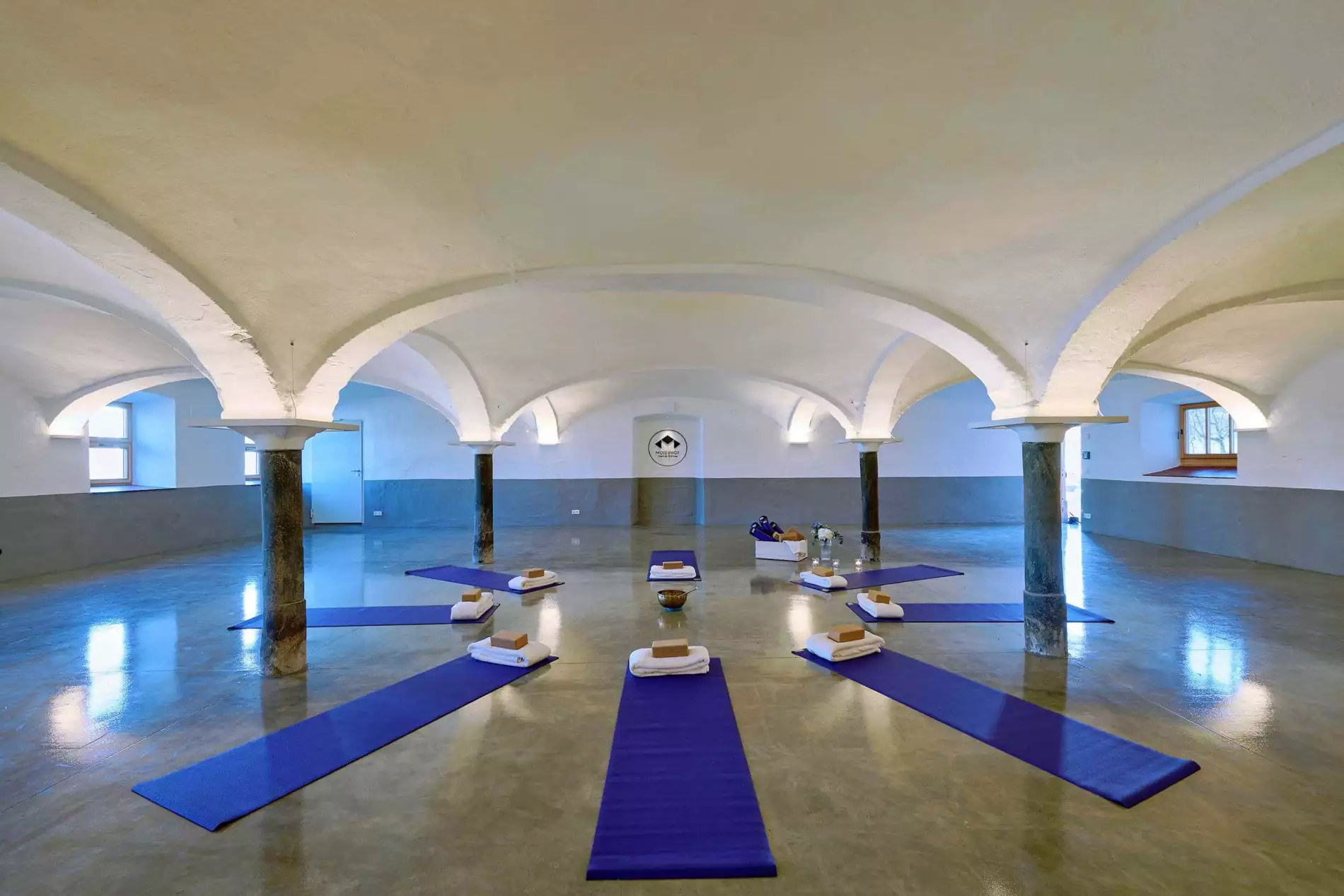 Yogastunde im Gewölbestall Achtsame Auszeit am Moierhof