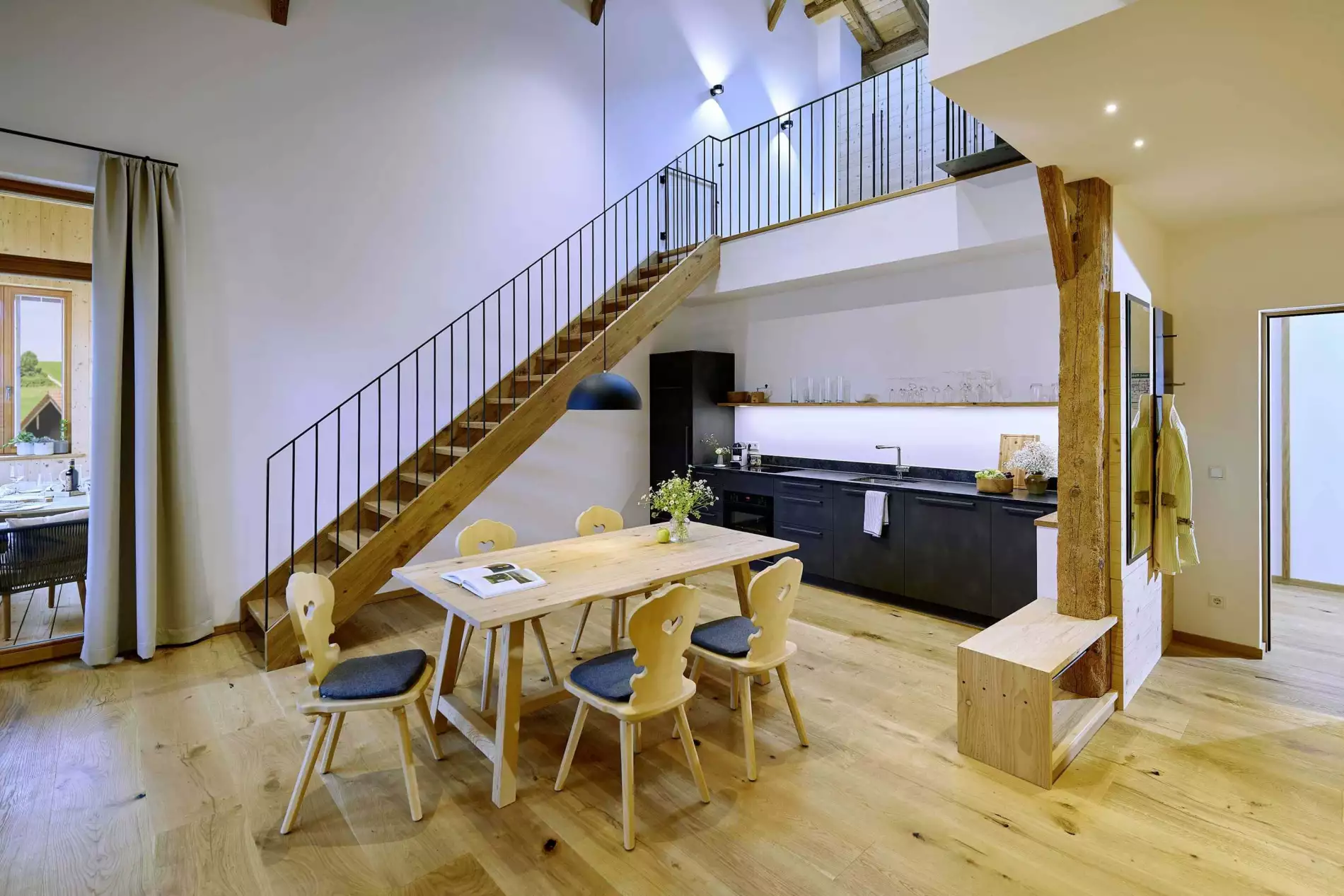 5-Sterne-Ferienwohnung Heuboden Essbereich und Galerie FeWo Heuboden