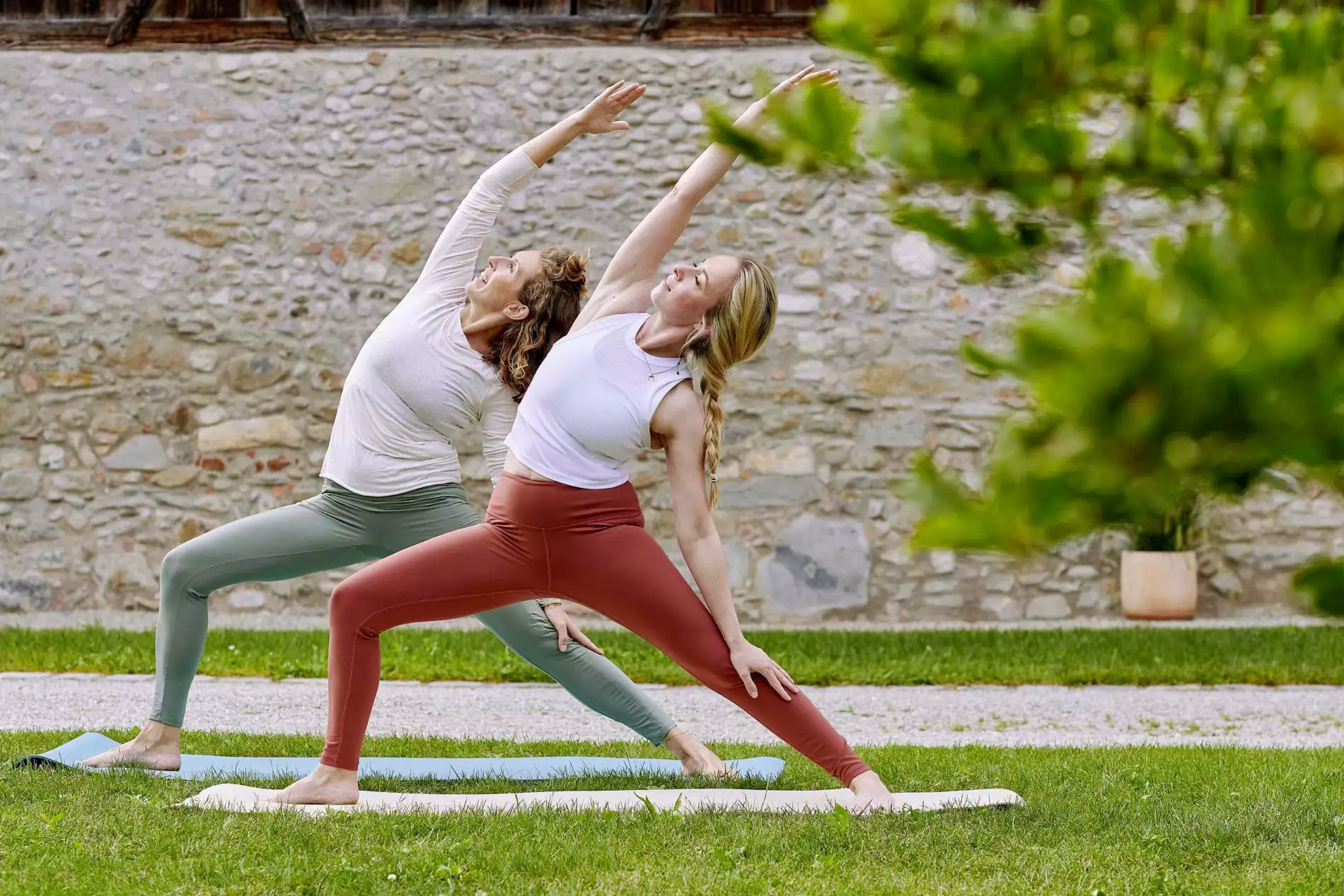 Yoga allein oder in der Gruppe Entspannen mit Yogaübungen